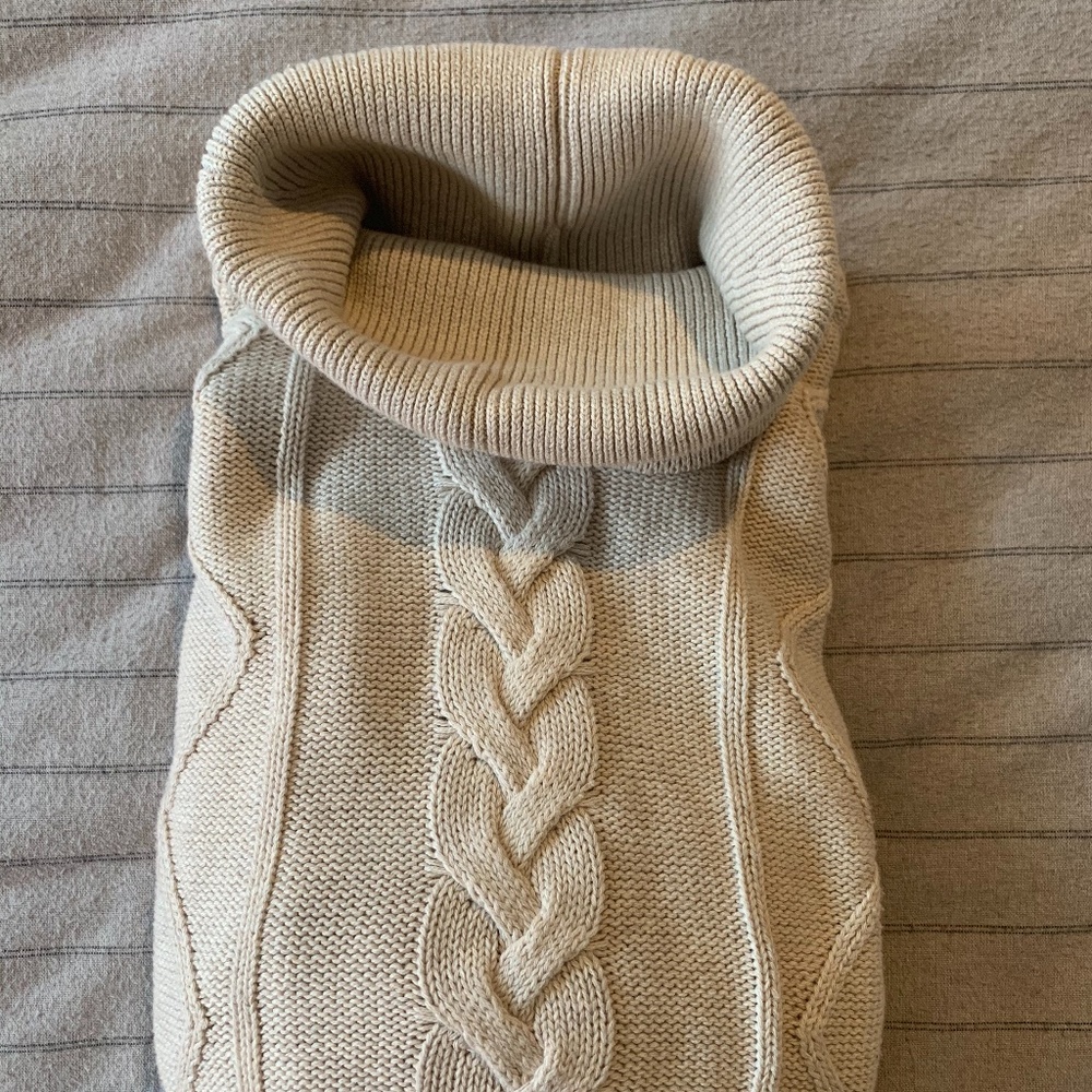 VETTA Cropped Cable Knit Sweater